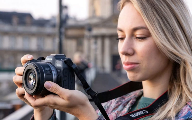 Leichte und kompakte Canon EOS R8