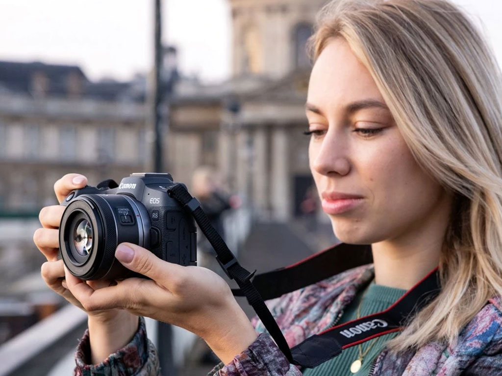 Leichte und kompakte Canon EOS R8