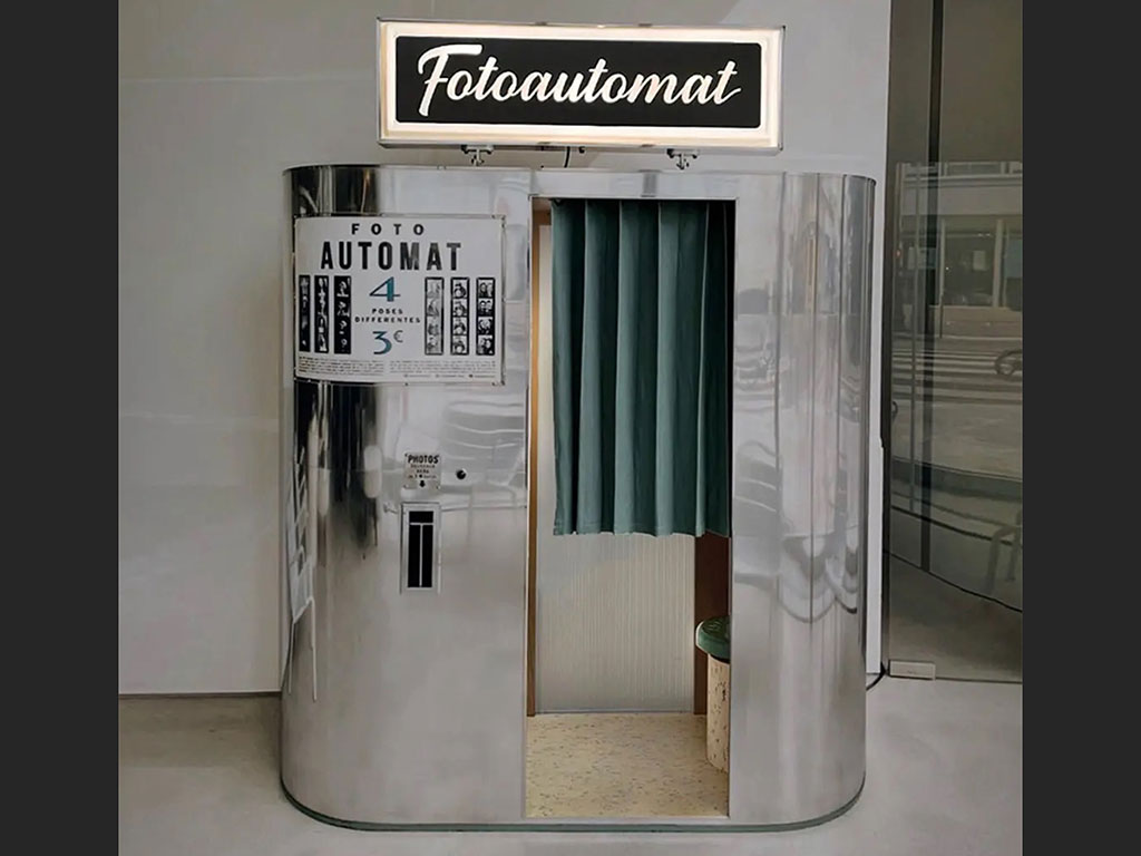 Fotoautomaten werden während der IFA in Berlin positioniert. Dort kann man mit dem Smartphone seine Fotos machen und sofort ausdrucken.