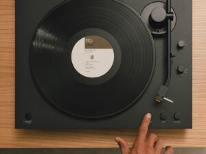 Sony erweitert sein Plattenspieler-Sortiment um kabellose Modelle